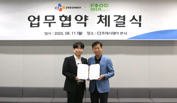 지난 11일 서울시 마포구 CJ프레시웨이 상암본사에서 CJ프레시웨이 김재용 급식사업담당(왼쪽)과 푸드윈 김봉환 대표이사가 업무협약 체결 후 기념사진을 촬영하고 있다. ⓒ CJ프레시웨이