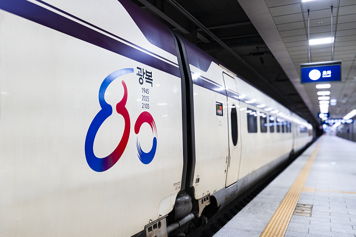 에스알은 광복 80주년을 맞아 지난 11일부터 기념 엠블럼을 SRT 열차에 부착해 SRT를 이용하는 국민들이 역사적 의미를 직접 느낄 수 있도록 했다. 사진은 수서역 광복 80주년 랩핑 열차./에스알