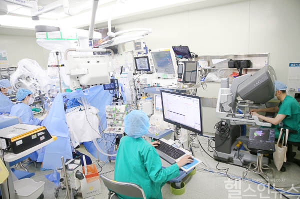 김지훈 서울아산병원 간이식·간담도외과 교수(오른쪽 첫 번째)가 간암 환자에게 로봇 간 절제술을 시행하고 있다. (서울아산병원 제공)