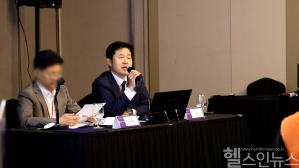 구형진 눈에미소안과 대표원장이 서울 삼성동 인터컨티넨탈 파르나스 호텔에서 개최된 ‘Johnson&Johnson 2025 SILK CIRCLE’ 학술행사를 이끌었다. (눈에미소안과 제공)