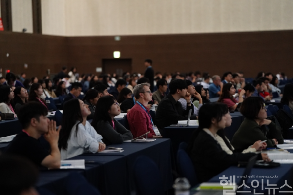 제27회 한국뇌신경과학회 정기국제학술대회에서 참석자들이 강연을 경청하고 있다. (한국뇌신경과학회 제공)