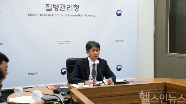질병관리청 제6차 호흡기감염병 관계부처 합동대책반 회의. 관계부처와 논의중인 임승관 청장 (질병관리청 제공)