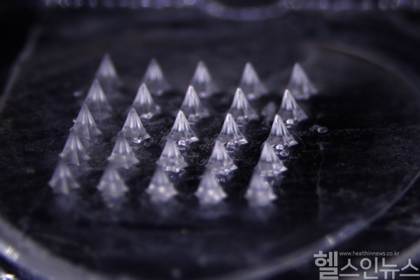 대웅테라퓨틱스가 개발한 마이크로니들 패치를 6.7배 확대 촬영한 모습 (대웅 제공)