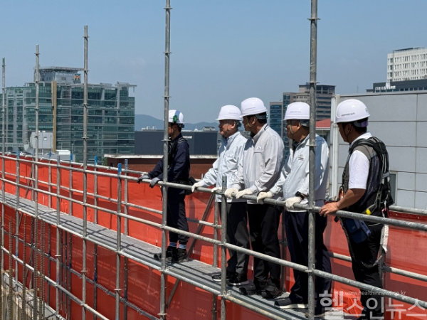 구태훈 디메드 대표(좌에서 세번째)가 관계자들과 준공중인 제3공장 및 R&D센터 진척사항을 살피고 있다. (디메드 제공)