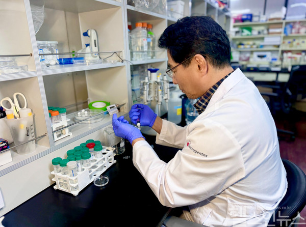 CICA 유래 엑소좀(CICA-EV)의 고순도 분리 과정을 직접 시연하는 신세현 마이크로젠타스 대표 (㈜마이크로젠타스 제공)