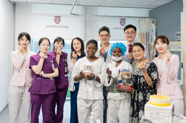 퇴원식 단체사진 (2번째 줄가운데) 한승범 병원장과 정철웅 교수, (1번째 줄 좌츠부터) 밈보우아바 잘렌리와 프리냐마 (고대안암병원 제공)