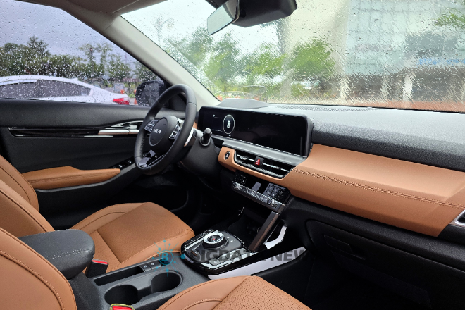 기아 셀토스 앞 좌석을 측면에서 바라본 모습. (변속 다이얼 쪽 흰색 부분은 신차 출고 때 부착된 보호 비닐이다.) =성상영 기자