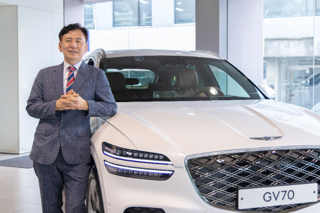 차량 누적 판매량 5000대를 기록, 현대자동차 '판매 거장'에 선정된 이정호 서울 성동지점 영업부장이 제네시스 GV70과 함께 기념 촬영을 하고 있다. ⓒ현대차