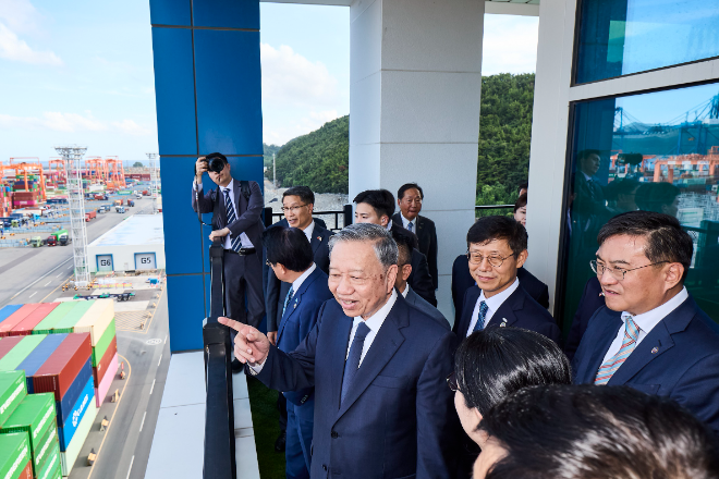 13일, 또 럼 베트남 당서기장(손든 사람)과 김남정 동원그룹 회장(가장 오른쪽)이 동원글로벌터미널부산 현장을 둘러보고 있다. ⓒ동원그룹