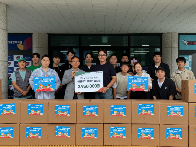 지난 12일, HR그룹과 충청북도노인종합복지관이 ‘건강한 여름나기’ 캠페인 후원금과 물품 전달식을 진행하며 봉사자들과 기념촬영을 하고 있다. /사진=HR그룹(주) 미디어팀 제공