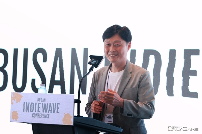 부산인디커넥트페스티벌 주성필 조직위원장이 부산에 모인 게임 개발자들에게 환영의 인사를 건넸다.