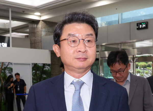 이억원 금융위원장 후보자가 14일 서울 중구 예금보험공사에 마련된 인사청문회 준비 사무실로 첫 출근하고 있다.