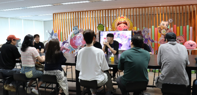 그라비티가 신작 '라그나로크3' 출시를 앞두고 지난 9~10일 진행한 비공개 시연회에서 개발진과 참석자들이 대화하는 모습 ⓒ그라비티