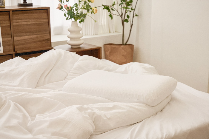 신세계까사의 온라인 쇼핑 플랫폼 ‘굳닷컴’이 온라인 전용 PB 상품 ‘굳나잇 베개’를 출시하며 PB 시리즈 ‘made by GUUD’ 침실 라인업 강화에 나선다. (사진 출처 = 신세계까사)