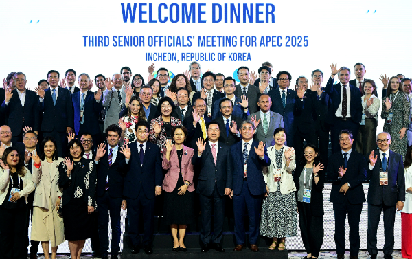 유정복 인천광역시장이 지난 13일 중구 인스파이어리조트에서 열린 'APEC 제3차 고위관리회의 만찬'에서 기념촬영을 하고 있다.