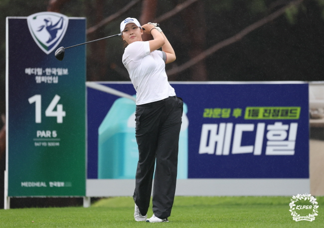KLPGA 투어 메디힐·한국일보 챔피언십 1라운드 7언더파 65타를 친 김민솔. /KLPGA