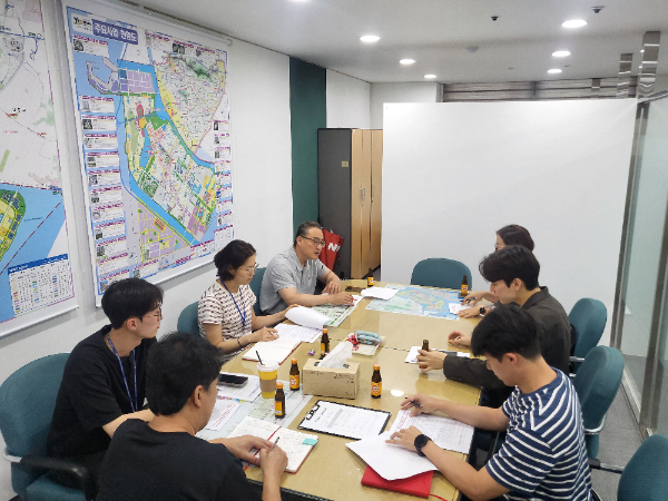 연수구 지역 내 정당 관계자들이 현수막 관련 간담회를 진행하고 있다.