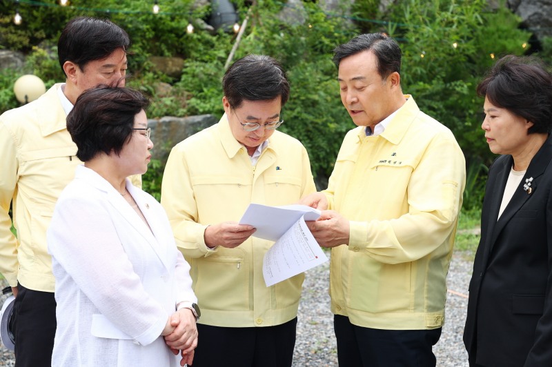 의왕시 김성제 시장이 김동연 도지사와 함께 소규모 건설공사장 산업 재해예방 현장 점검을 실시했다.(의왕시 제공)