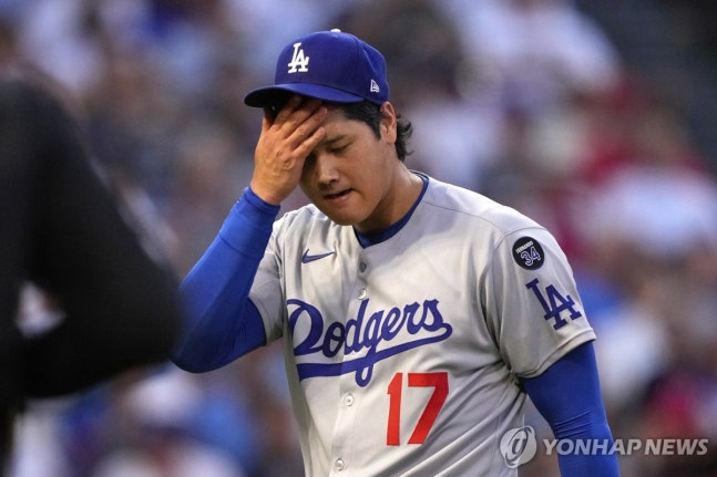 5회 마운드를 내려가며 아쉬워하는 오타니 쇼헤이 / 사진=연합뉴스