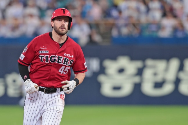 6회 만루 홈런을 치고 베이스를 도는 KIA 위즈덤 / 사진=KIA 타이거즈 제공