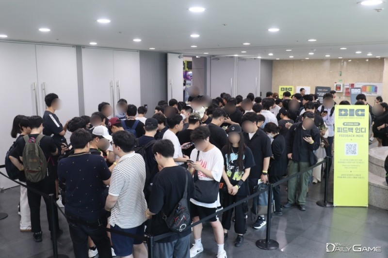 부산인디커넥트페스티벌 2025 입장을 기다리는 관람객들.