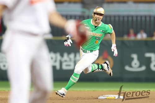 홈런 친 후 타구 방향 바라보는 키움의 송성문 / 사진=키움 히어로즈 제공