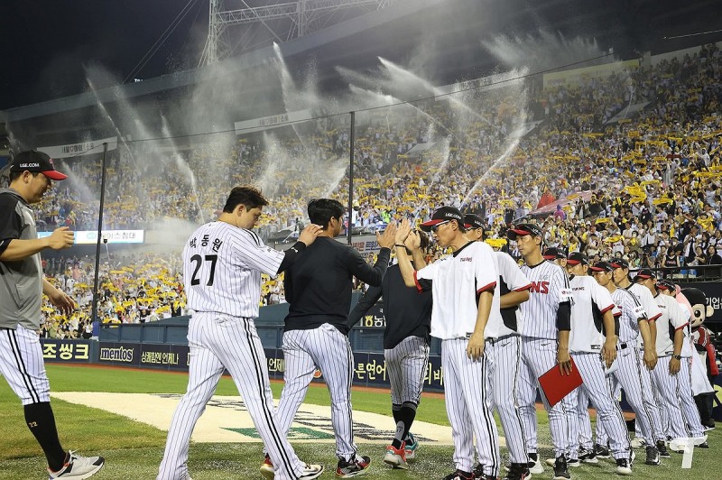 승리 후 기뻐하는 LG 선수단. / 사진=연합뉴스