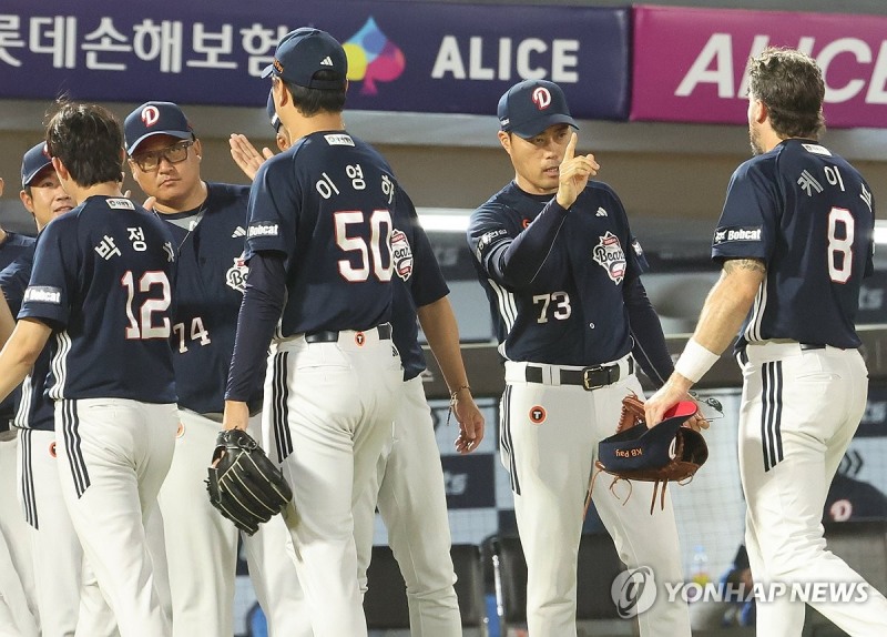 승리 두산 선수들이 조성환 감독대행과 하이 파이브를 하고 있다. / 사진=연합뉴스