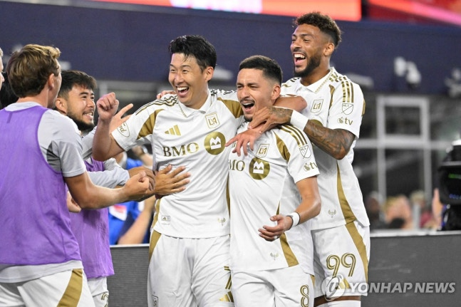 LAFC 델가도(8번)의 득점 후 동료들과 함께 기쁨을 나누는 손흥민(7번) / 사진=연합뉴스