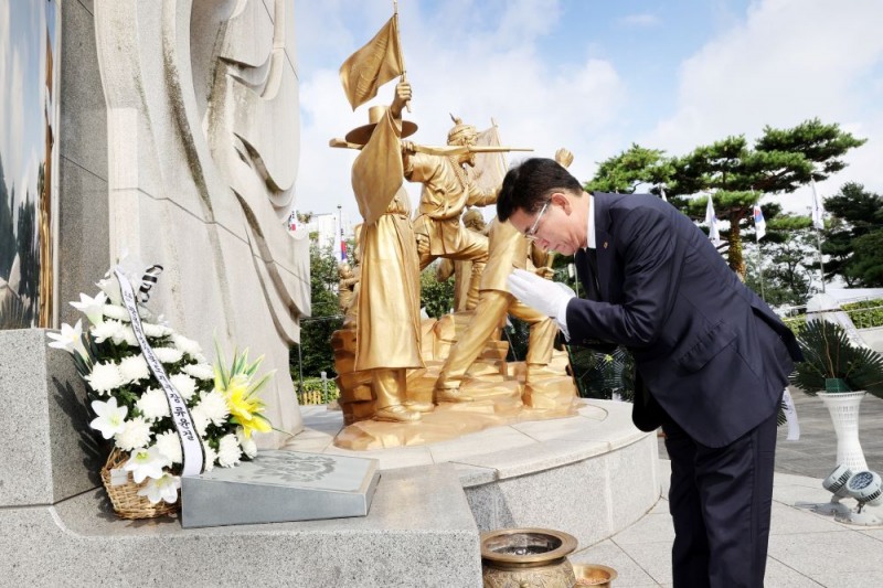 충북교육청, 광복 80주년 기념... 청주 우암산 3.1공원 찾아