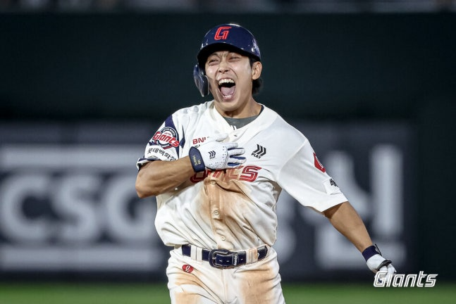 롯데 황성빈이 9회말 동점 솔로포를 날린 뒤 포효하고 있다. / 사진=롯데 자이언츠 제공