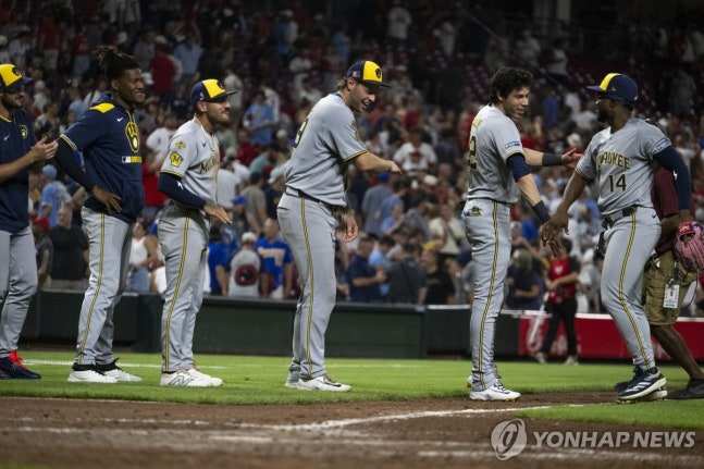 승리를 자축하는 밀워키 선수들. / 사진=연합뉴스