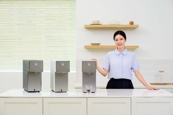 삼성전자가 82종의 유해물질을 걸러내 안심하고 사용할 수 있는 '비스포크 AI 정수기 카운터탑'을 출시했다.