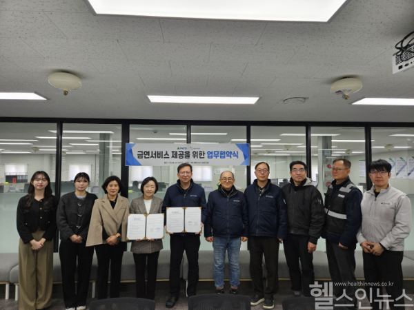 서울금연지원센터-현대건설 MOU 협약체결 사진((왼쪽)김혜경 서울금연지원센터 센터장, (오른쪽)정연모 현대건설 총괄실장) (서울금연지원센터 제공)