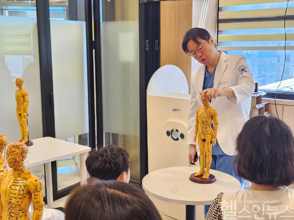 우인 인천자생한방병원 병원장이 한의치료에 대해 설명하고 있다 (자생한방병원 제공)