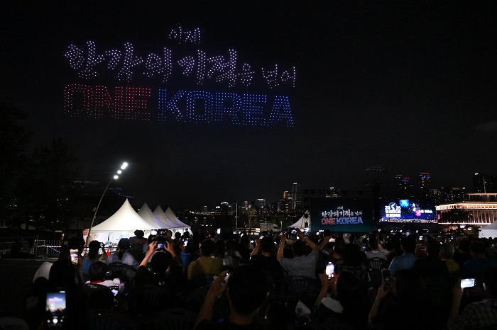 한강 밤하늘을 수놓은 드론쇼! 15일 저녁 뚝섬한강공원 수변무대에서 열린 ‘코리안드림 한강대축제’에서 시민들의 염원을 담은 통일의 메시지가 1,200대의 드론으로 구현되었다. 이번 드론쇼는 시민 자발적 후원금으로 제작됐다.