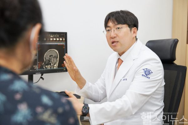 오성일 경희대병원 신경과 교수가 중증근무력증에 대해 설명하고 있다. (경희대병원 제공)