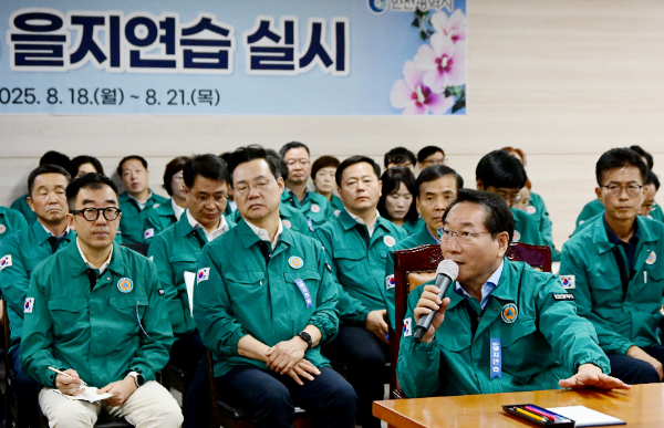 유정복 인천광역시장이 18일 시청 종합상황실에서 2025 을지연습 최초상황보고를 받고 훈시를 하고 있다.