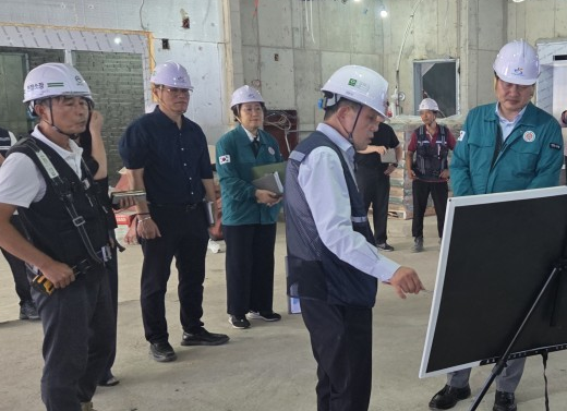 강범석 구청장이 마전동 행정복지센터 공사현장을 찾아 진행사항을 점검하고 있다.