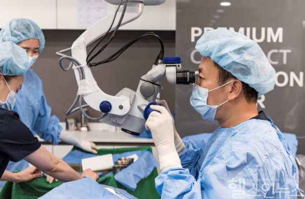 Junhyeon Kim, Director of Apgujeong Eye Clinic