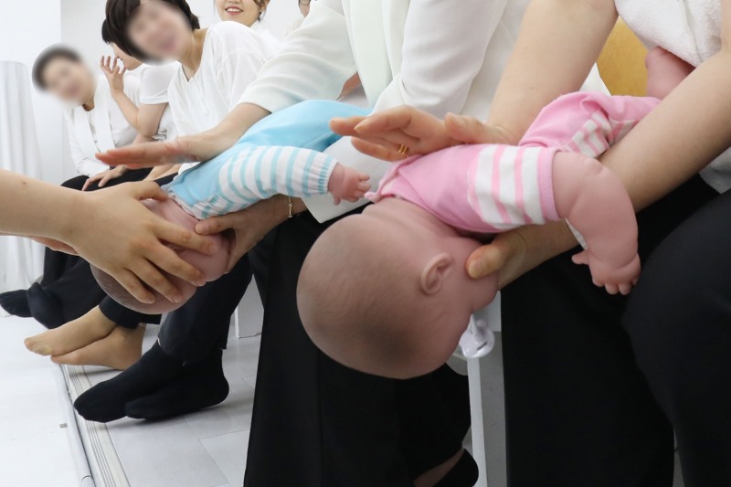 16일 신천지 서대문교회에서 기도 폐쇄 대응법(하임리히법) 실습 교육이 진행되고 있다. (신천지 시몬지파 제공)