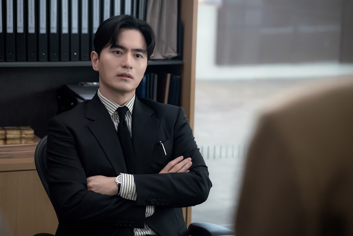 ‘에스콰이어’ 이진욱, 완성형 전략가의 진면목…강렬해지는 존재감