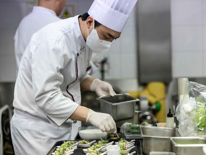 경연 메뉴를 준비하고 있는 참가 셰프들