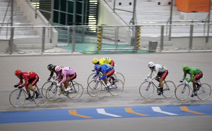 광명스피돔에서 특선급 선수들이 경주를 펼치고 있다