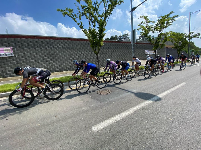 도로 훈련중인 수성팀 선수들