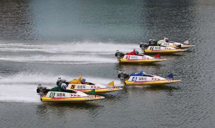 미사경정장에서 선수들이 경주 스타트라인을 통과하며 경합을 펼치고 있다
