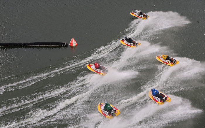 미사경정장에서 선수들이 턴마크를 돌며 경합을 벌이고 있다.