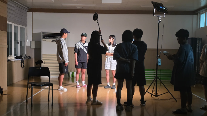 영풍 석포제련소가 후원하는 '제2기 석포중 단편영화교실' 참가 학생들이 지난 13~17일 경북 봉화군 석포면 일대에서 영화 촬영에 돌입했다. 학생들이 석포면에 있는 한 장소에서 영화를 촬영하는 모습 ⓒ영풍