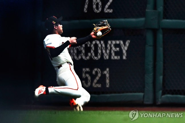 슬라이딩 캐치를 시도하는 이정후 / 사진=연합뉴스