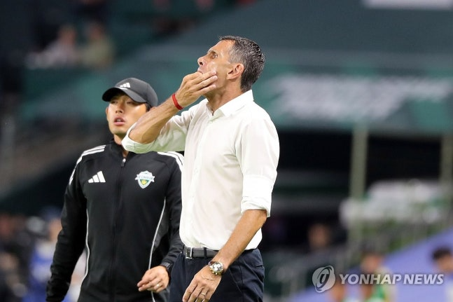 작전 지시하는 거스 포옛 / 사진=연합뉴스